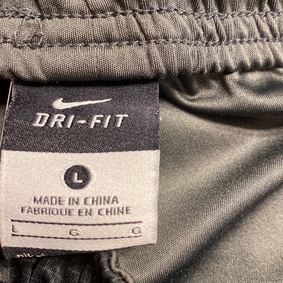 Black/gray Nike Dri-Fit shorts - Picture 3 of 3